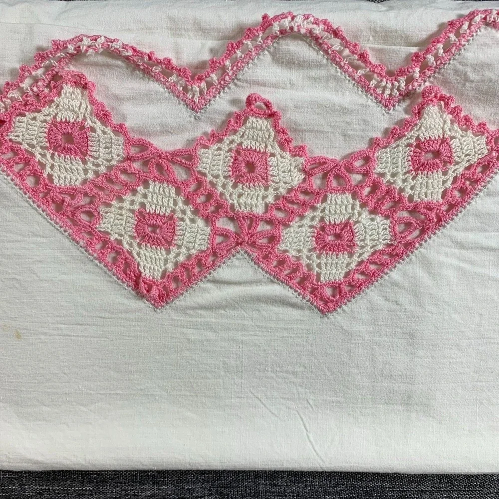 Vtg Hand Crochet Trimmed Set of 2 Pillowcase With Pink Diamond Standard/Queen